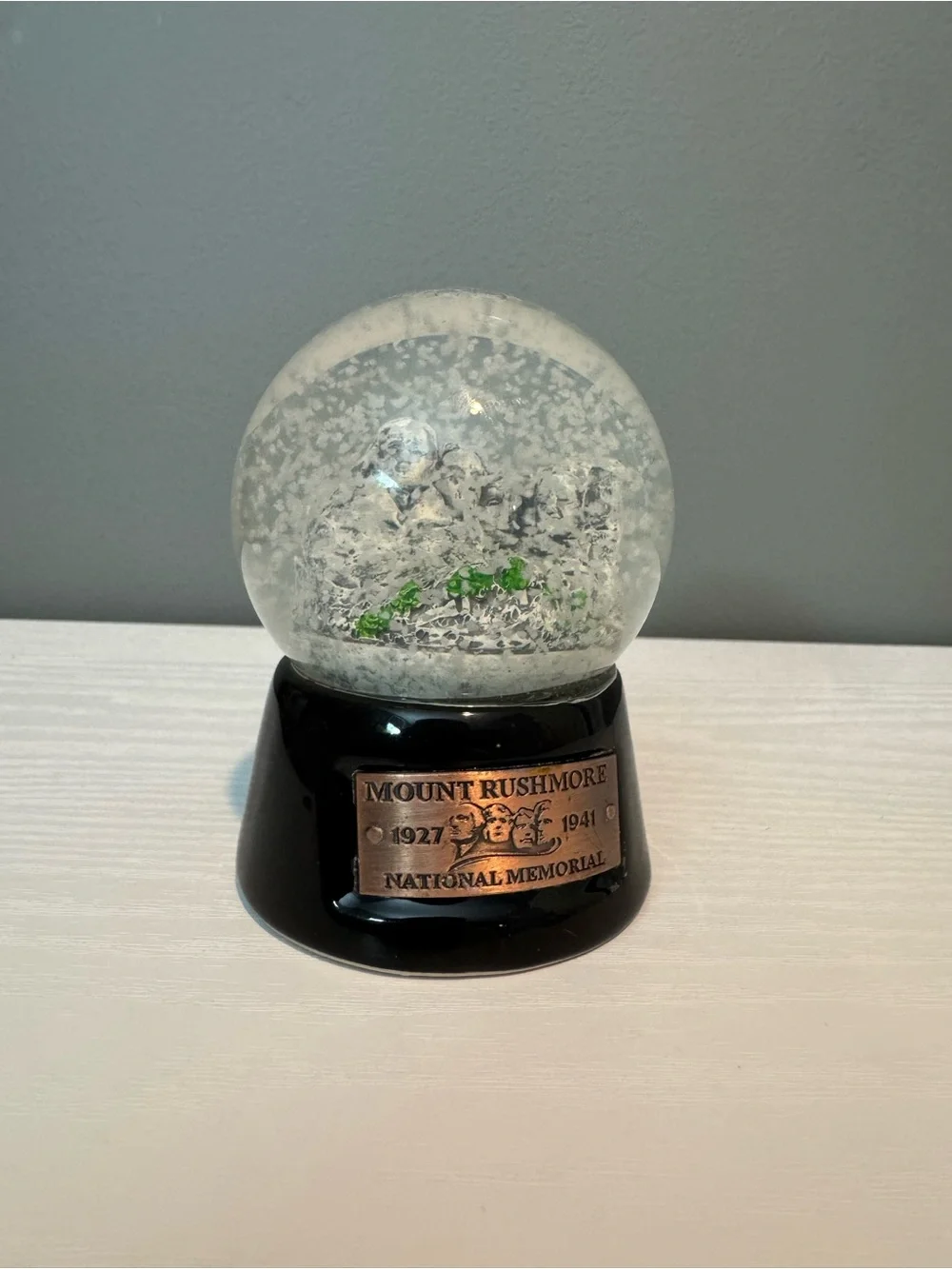 Mount Rushmore Snow Globe with Black Base